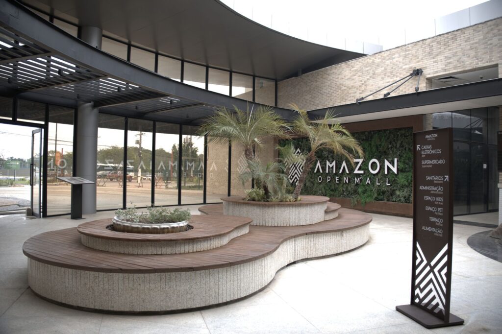 Fachada moderna e área de convivência do Amazon Open Mall para o bem-estar de fim de ano em Manaus.